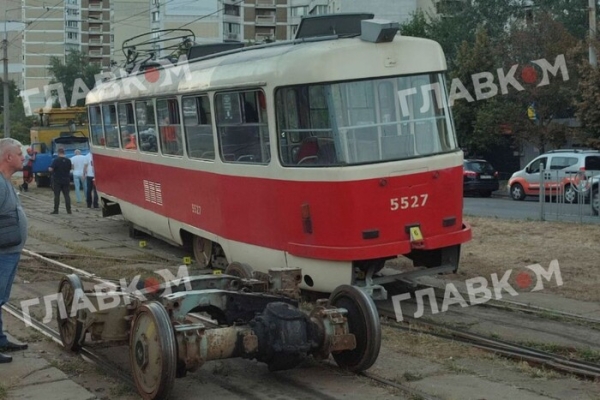 У Києві на Позняках трамвай зійшов з рейок (фото)