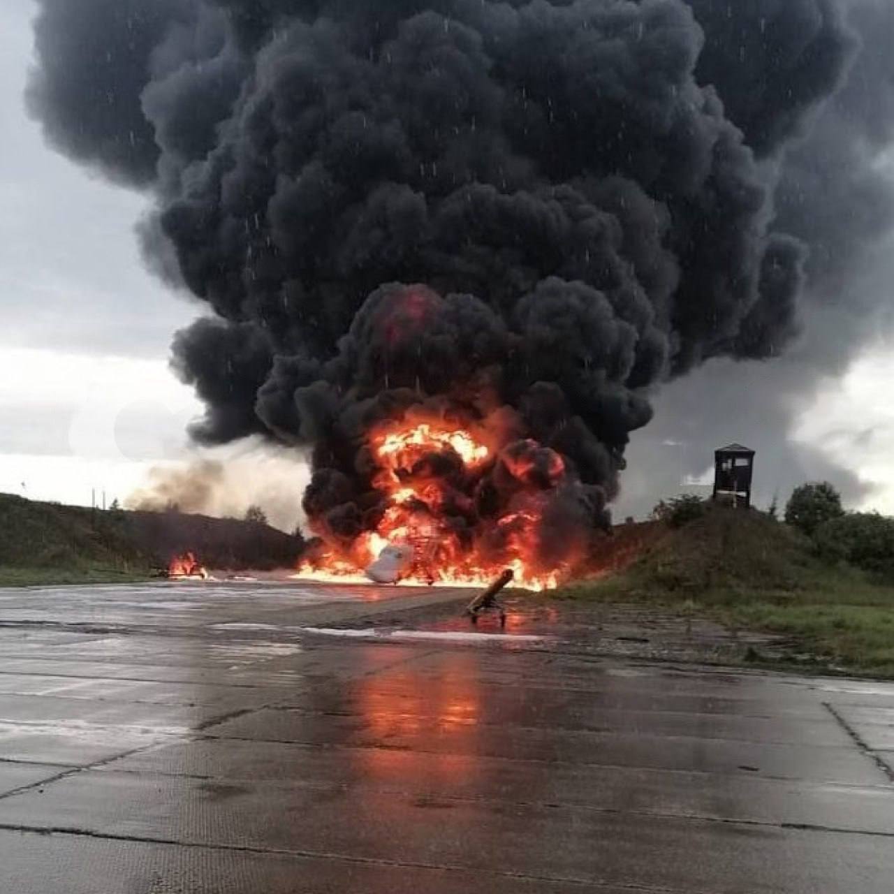 Ту-22М3 охопило вогнем: з’явились фото наслідків атаки дронів на аеродром "Сольці" в РФ