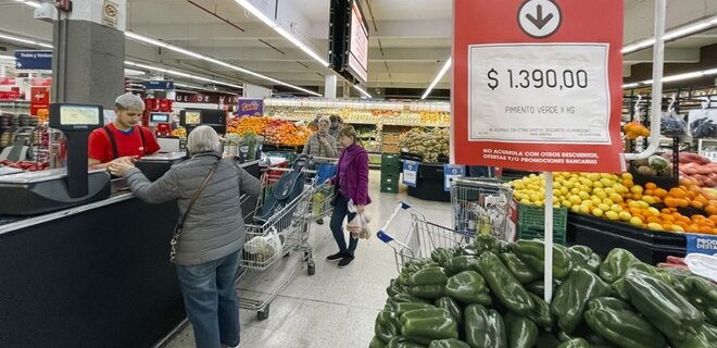 Інфляція в Аргентині зросла до максимуму за 32 роки - Фото
