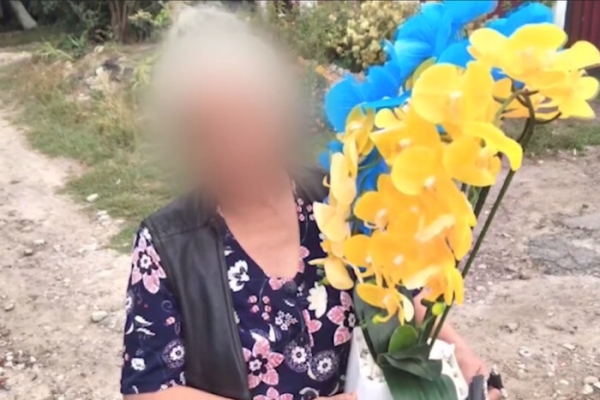 На Київщині дві жінки викрали вази з квітами з могил військових (відео)