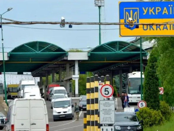 Літо закінчилося: на кордоні України впав пасажиропотік