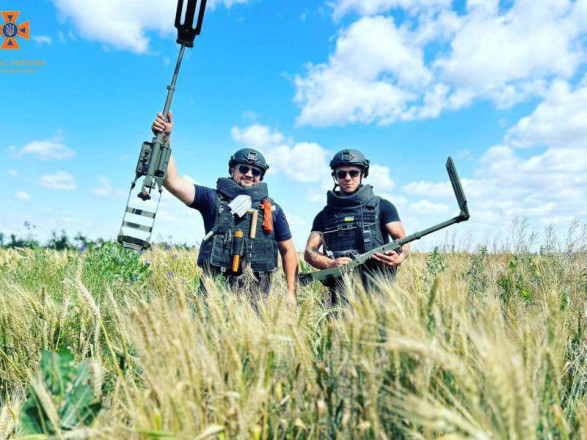 Взірці самовідданості: Зеленський привітав рятувальників з професійним святом