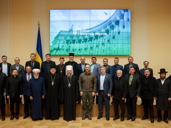 Шмигаль обговорив виклики воєнного часу зі священниками