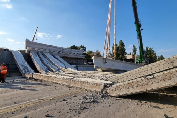 Обвал Дегтярівського мосту в Києві: з'явилися нові фото