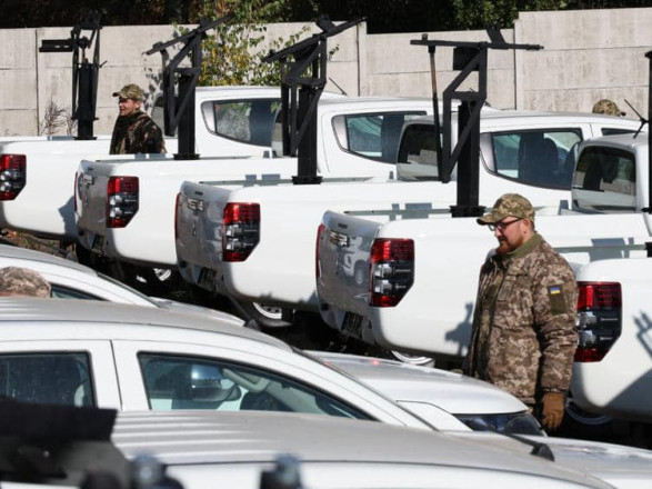 Понад 20 позашляховиків для захисту Київщини: ОВА спільно АВТ Баварія передали автівки мобільно-вогневим групам