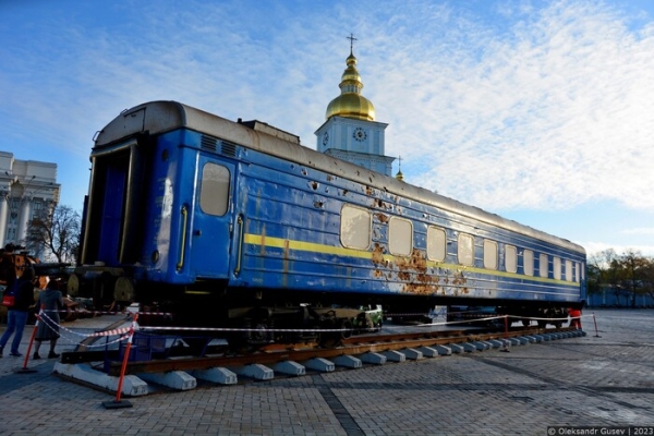 У центрі столиці виставлено вагон, який росіяни обстріляли в Ірпені (фото)