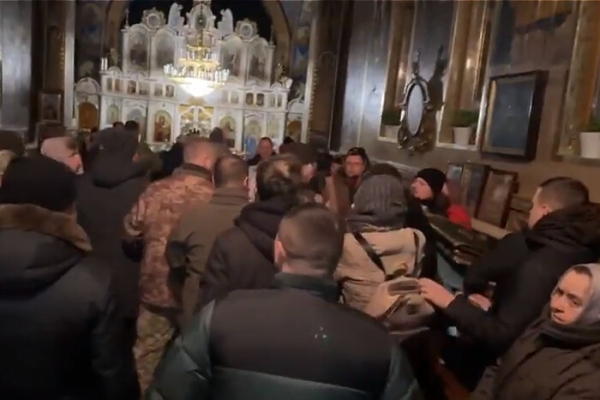 Як із храму в Бородянці зі скандалом виселяли московських попів (фото, відео)