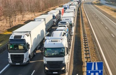 Водії обирають інші напрямки: на ще одному пункті пропуску утворилася черга з вантажівок