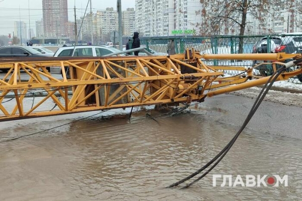 У Києві посеред вулиці прорвало трубу та впав кран: вулицю затопило (фото, відео)