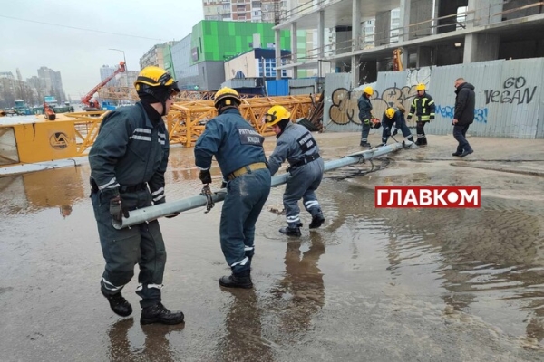 Аварія в Києві: на дорогу впав кран, затопило перехід та автівки (фото, відео)