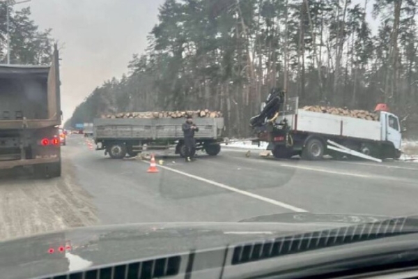 Масштабна аварія на трасі біля Києва, рух авто ускладнений (фото, відео) 