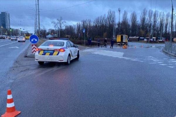 У Голосіївському районі столиці прорвало трубу, вода залила проїжджу частину