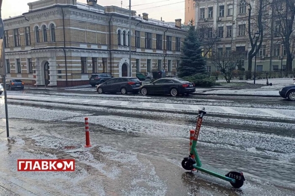 Грім, блискавка та дощ із градом: столицю накрила негода (фото, відео)