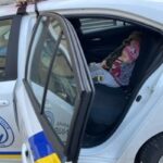 У Києві поліцейські врятували двох малюків, які розгулювали вулицею у спідньому