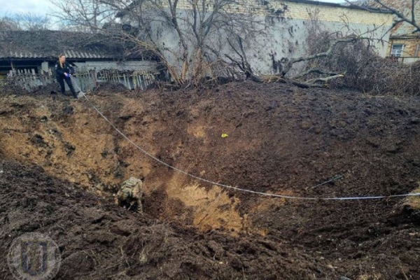 У столиці утворилася величезна вирва внаслідок падіння уламків ракети (фото) 