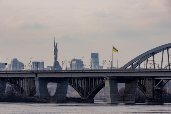 Кияни вимагають відкрити пішохідні переходи на мостах під час тривоги