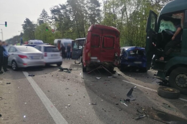 У Києві зіштовхнулися одразу шість автівок: є постраждалі (фото)