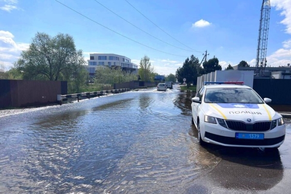 На Київщині стався перелив води через дамбу (фото, відео)