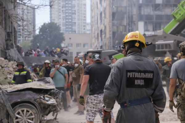 Удар по Києву: понад тисячу рятувальників та комунальників ліквідують наслідки атаки