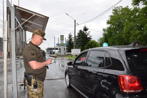 Заброньовані чиновники та експерти можуть отримати дозвіл виїжджати за кордон