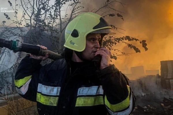 Уламки впали на територію школи: що відбувається у Києві після атаки «Кинджалами» 