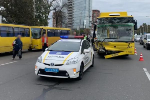 На ВДНГ тролейбус в’їхав в автобус та маршрутку, рух ускладнений (відео)