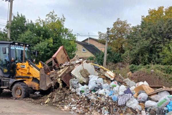 На Осокорках комунальники прибрали стихійне сміттєзвалище (фото)