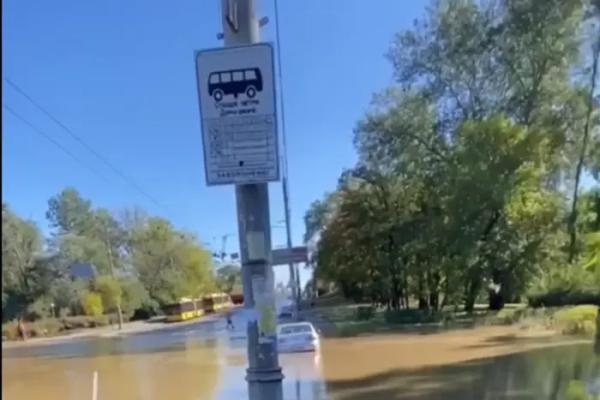 Станцію метро «Дорогожичі» закрито через прорив водогону (оновлено)