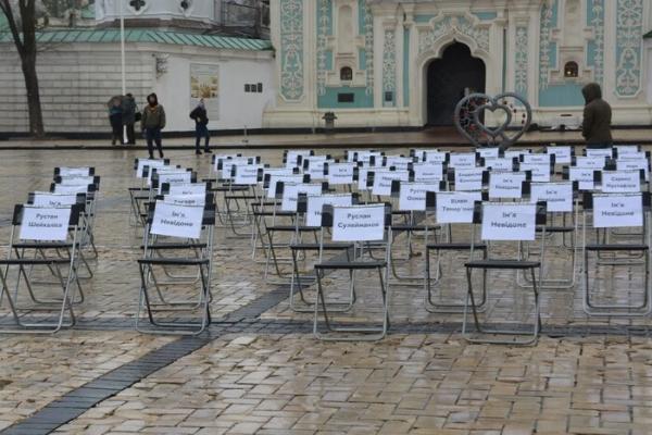 У Києві пройшла акція «Порожні стільці» на підтримку в'язнів Кремля