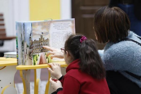 У Києві представили довідник «30 перлин Києва», адаптований для людей із порушеннями зору
