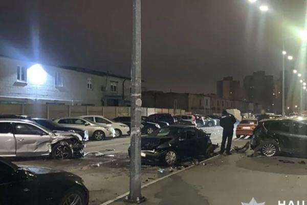 Нічна ДТП у Києві. П'яний водій протаранив сім автівок та травмував своїх пасажирів