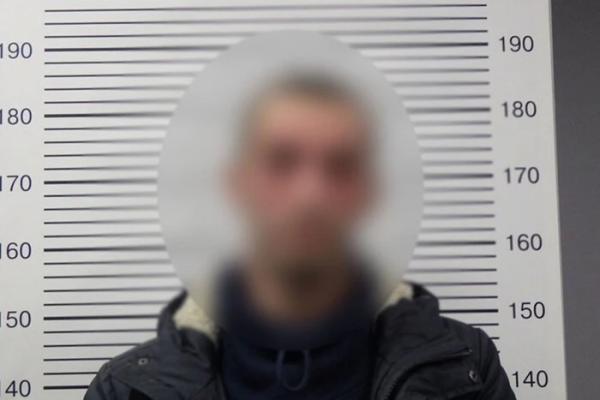 Затримано чоловіка, який виготовляв та збував психотропи в Голосіївському районі Києва