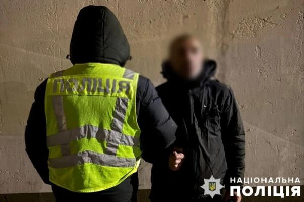 У Києві чоловік обікрав двох підприємців, які вивантажували товар на ярмарку