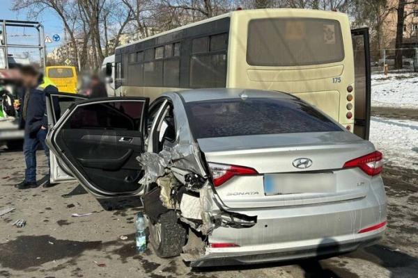 Київ: Hyundai врізався в маршрутку, у крові водія виявлено високий рівень алкоголю
