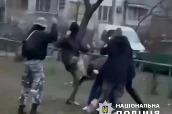 Група підлітків у масках побила хлопця на Оболоні: чотирьом нападникам повідомлено про підозру