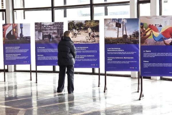 На станції метро «Золоті ворота» відкрилась експозиція про стійкість українців під час війни