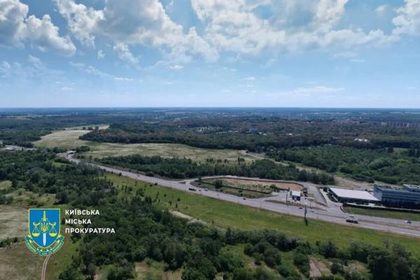 Прокуратура повернула з незаконної оренди 16 га землі біля музею в Пирогові 