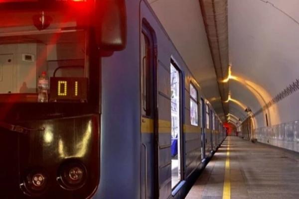 Відсьогодні у метро Києва щоденно оголошуватиметься хвилина мовчання
