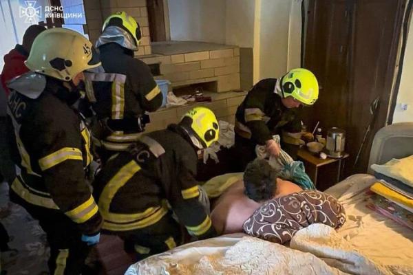 Впав з ліжка. 250-кілограмовому  чоловікові знадобилася допомога семи рятувальників