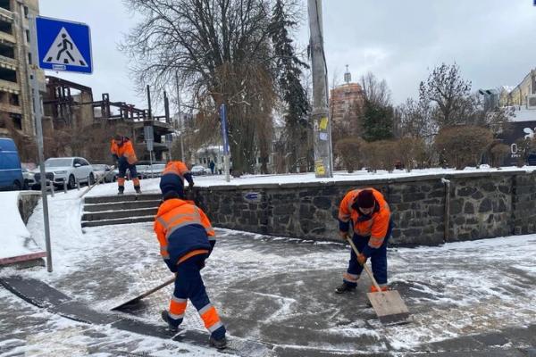 У Києві триває боротьба зі снігом