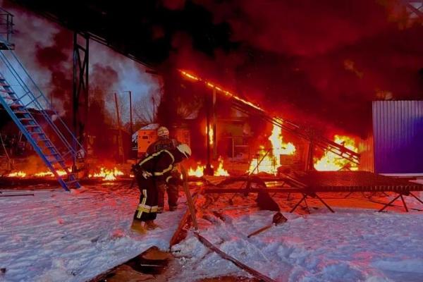 На Бучанщині рятувальники ліквідували пожежу на заводі