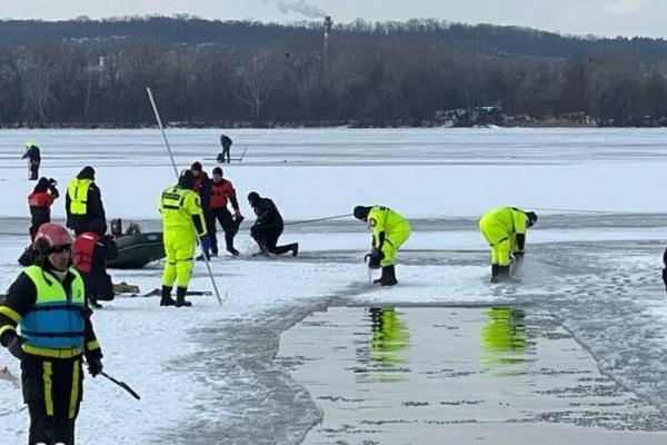 У Києві водій вирішив перевірити кригу Дніпра на міцність і став пішоходом 