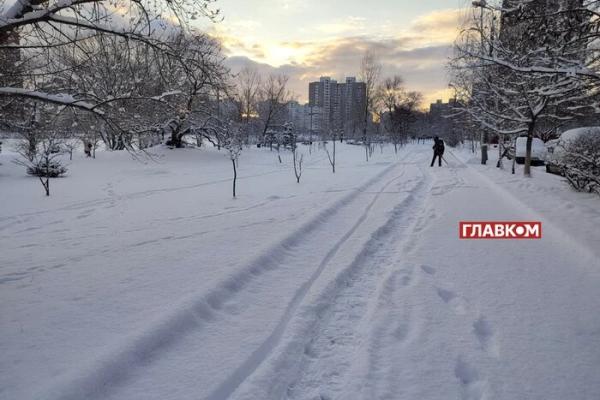 У Києві знову насипало снігу, на дорогах очікується ожеледиця
