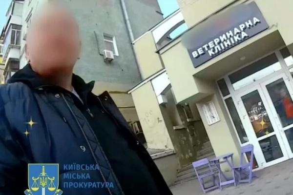 У Києві водій Mercedes не заплатив за паркування і побив інспекторку  