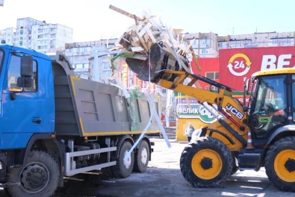 Столичні комунальники демонтували кіоски біля станції метро «Героїв Дніпра» (фото)