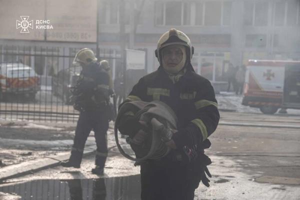 У Києві ліквідовано масштабну пожежу на СТО (фото)