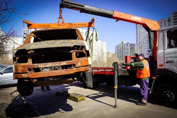 Київ почав прибирати покинуті на вулицях автівки. Як повернути помилково евакуйовану власність