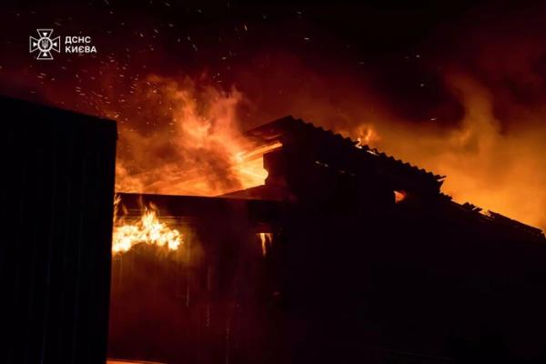 В одному з районів Києва через падіння уламків загорівся дах будинку (оновлено)