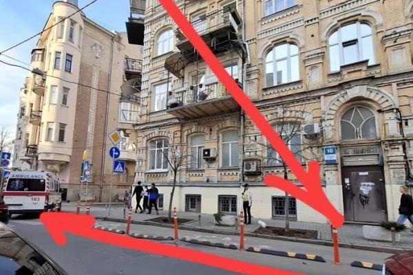 Через смугу для самокатів на Рейтарській швидка не може під'їхати до будинку (фото)