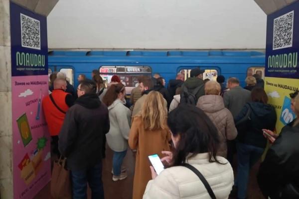 На «Контрактовій площі» пасажирка впала під поїзд метро